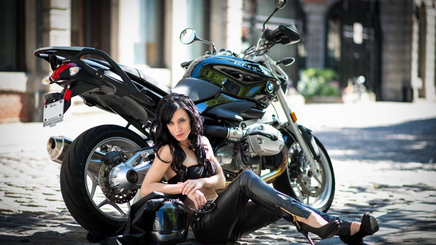 European women on bikes in Jodhpur