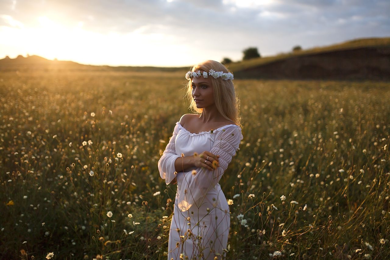 Girls in Slavic costumes in Jodhpur